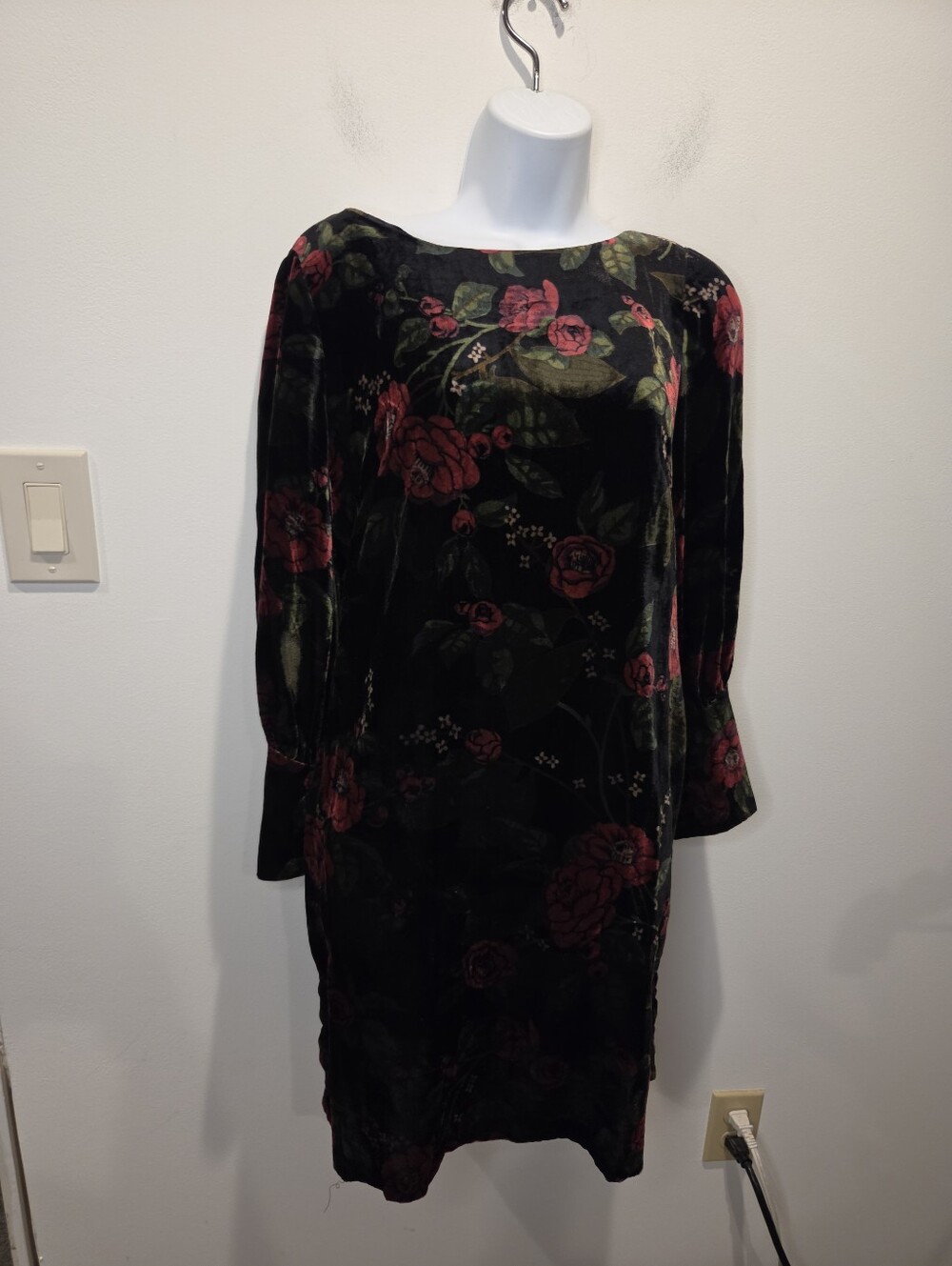 Ann Taylor Size 8p Dark Romantic Velvet Black/red Floral Shift Dress